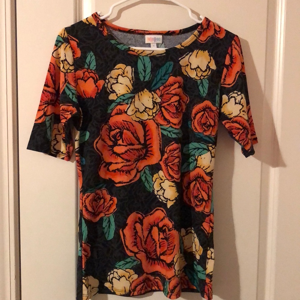 Small LulaRoe Gigi Top